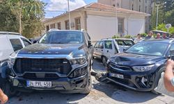 Kontrolden Çıkan Araç Park Halindeki 4 Araca Çarptı