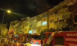 Malatya'da 4 Katlı Binanın Çatısında Yangın