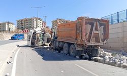 Malatya'da İki Hafriyat Kamyonu Çarpıştı: 1 Yaralı