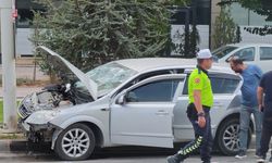 Malatya'da otomobil trambüs direğine çarptı: 2'si çocuk 4 yaralı
