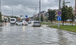 Malatya'da Sokaklar Göle Döndü, İşyerlerini Su Bastı