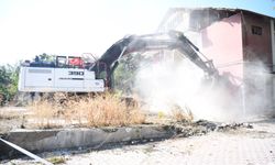 Yeşilyurt'ta Risk Oluşturan Metruk Bina Yıkıldı