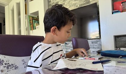 Adıyaman'da depremde sağ kolunu kaybeden çocuk masa tenisinde kendisini geliştiriyor