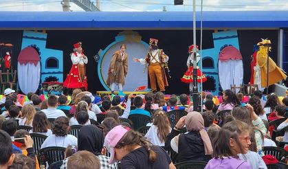 Devlet Tiyatrolarının raylar üzerindeki tiyatrosu "Vagon Sahne" Kütahya'da öğrencilerle buluştu