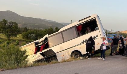 Isparta'da yolcu otobüsü ile tur otobüsünün çarpıştığı kazada 27 kişi yaralandı