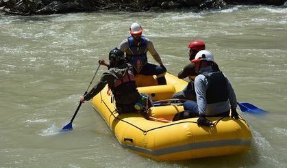 Hakkari'de ekipler, Zap Suyu'nu botla geçerek mezradaki elektrik arızasını giderdi