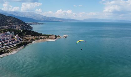 Macera tutkunları Eğirdir Gölü'nü yamaç paraşütüyle havadan izliyor