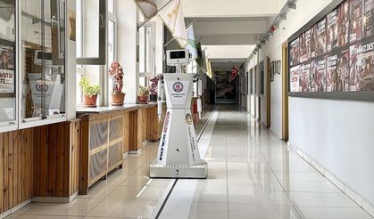 Öğrenci ve öğretmenlerin geliştirdiği robot "AhiBot", ziyaretçilere rehberlik ediyor