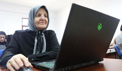 Sınıf arkadaşlarının "Selma teyzesi" meslek yüksekokulunu bitirdi