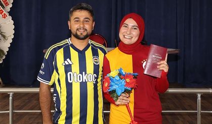 Fanatik gelin ile damat, nikah masasına tuttukları takımların formalarıyla oturdu