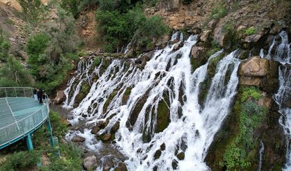 Gümüşhane'deki Tomara Şelalesi ziyaretçilerin uğrak noktası oldu