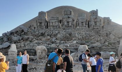 Nemrut Dağı'nda ziyaretçi yoğunluğu artıyor