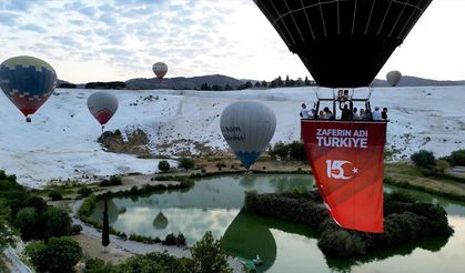 Pamukkale'de sıcak hava balonları Türk bayraklarıyla gökyüzünde süzüldü