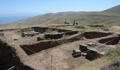 Süphan Dağı eteğindeki Kef Kalesi'nde 49 "fil ayağı" gün yüzüne çıkarıldı