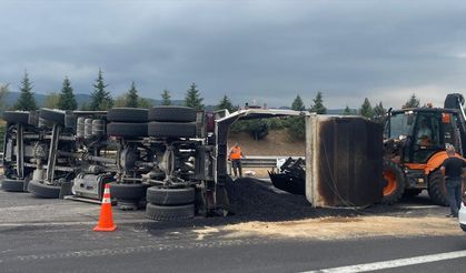 Anadolu Otoyolu'nun Bolu Dağı kesiminde kamyon devrildi, İstanbul yönü ulaşıma kapandı