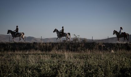 Erzurum'un doğasıyla bütünleşen atlı safari turları nefes aldırıyor