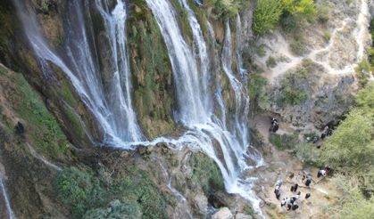 Girlevik Şelalesi bunaltıcı sıcaklarda doğal güzelliği ve serin havasıyla ziyaretçilere nefes aldırıyor