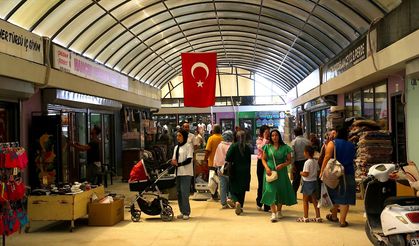 Hatay'da tarihi Uzun Çarşı esnafı geçici prefabrik dükkanlarında faaliyete başladı