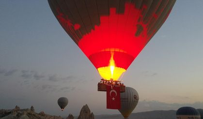 Kapadokya'da balonlar Türk bayraklarıyla uçtu