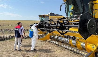 Kars'a gelen biçerdöverler, şap tedbirleri kapsamında dezenfekte edildikten sonra hasada başlıyor