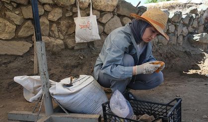 Komana Antik Kenti kazısında kadın işçiler de görev yapıyor