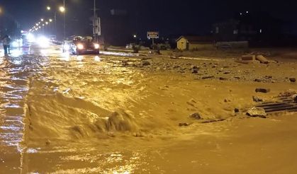 Konya'da etkili olan sağanak sele dönüştü