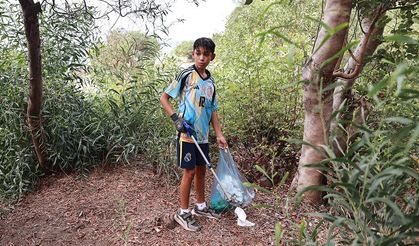 Mersin'de çevre duyarlılığı oluşturan Aras, yaşıtlarıyla ağaçlık alanı temizledi