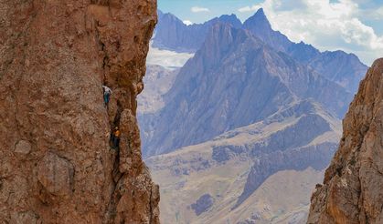 Milli dağcılar Fındık ve Aktuyun, Hakkari'de "Cafer Kulesi"ne tırmandı