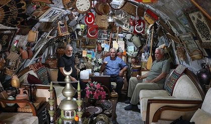 Müze gibi evinde 40 yıldır biriktirdiği antikaları sergiliyor