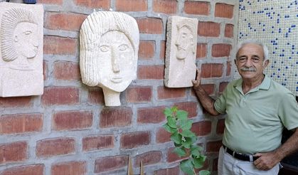 Sinop'ta emekli eğitimci sahilde bulduğu taşları yontarak insan figürleri yapıyor