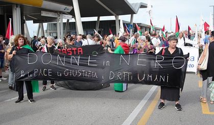 Venedik Film Festivali'nin yapıldığı Lido Adası'nda Filistin'e destek yürüyüşü düzenlendi
