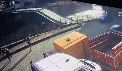 Artvin'de tarihi köprünün yıkılma anı güvenlik kamerasına yansıdı