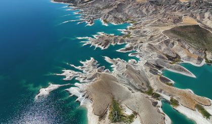 Atatürk Barajı'nda kuraklık nedeniyle su seviyesinin düşmesi sonucu adacıklar gün yüzüne çıktı