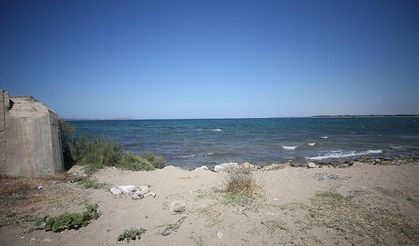 Çanakkale'de arkeologlar denizin içindeki duvar kalıntısının izini sürüyor