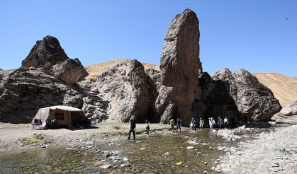 Doğa harikası Kızılağaç Kanyonu'nda yürürken çevre bilinciyle çöp de topladılar