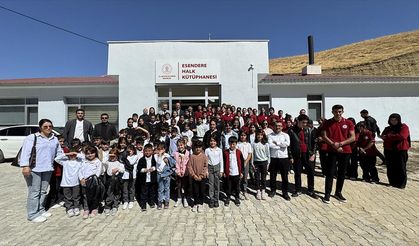 İran sınırındaki beldede açılan kütüphane 15 bin kitapla öğrencilere hizmet veriyor