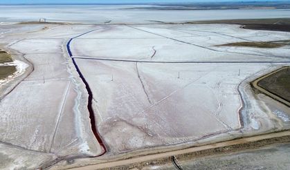 Konya'da kuruyan Tersakan ve Bolluk gölünden geriye tuz tabakası kaldı