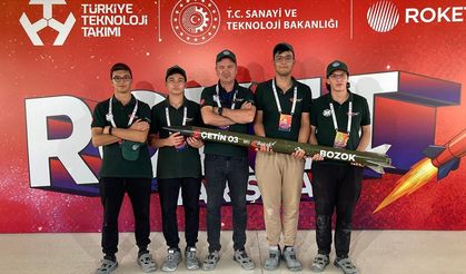 Lise öğrencileri geliştirdikleri roketle TEKNOFEST'te birinci olmanın mutluluğunu yaşıyor