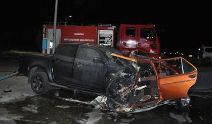Manisa'da pikapla otomobilin çarpışması sonucu 5 kişi hayatını kaybetti, 6 kişi yaralandı