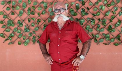 Nevşehir'in 'renkli pala'sı 50 yıldır tek renkli giysilerle geziyor