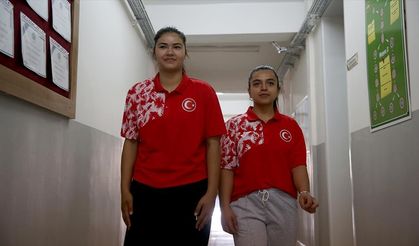 Okul sıralarında bilek güreşine başlayan iki arkadaş Dünya Şampiyonası'nda derece elde etti