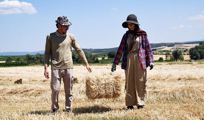 Omuz omuza veren üniversite mezunu genç çift, çiftçilik yapıyor