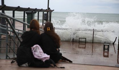 Ordu'da kuvvetli rüzgar Karadeniz'de dev dalgalar oluşturdu