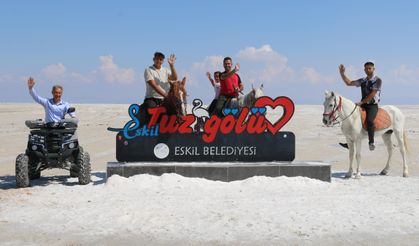 Tuz Gölü'nde 40 kıl çadırdan oluşan tesisteki 'tuz odaları' alternatif tatil imkanı sunuyor