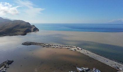 Gökçeada'da kuvvetli sağanak nedeniyle denizin rengi değişti