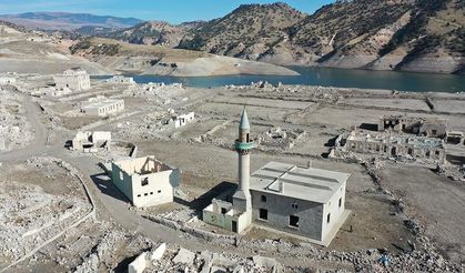 Kars'ta baraj sularının çekilmesiyle köy gün yüzüne çıktı