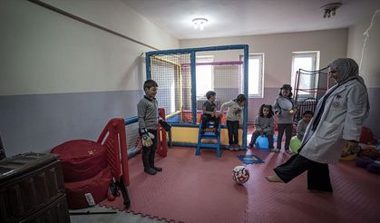 Nagehan öğretmen, kırsaldaki okulda 13 öğrencisi için kömürlüğü oyun atölyesine çevirdi