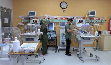 Prematüre ikiz bebekler, sağlık çalışanlarının 'şefkat nöbeti' ile hayata tutundu