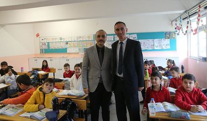 Sınıf öğretmeni meslektaşı olan eski öğrencisiyle aynı okulda görev yapıyor