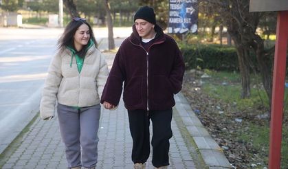 Edirne'de kanseri yenen genç mimar, mutluluğunu eşiyle attığı şehir turuyla paylaştı